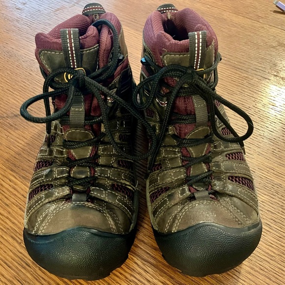 Keen Women’s Voyageur Mid Hiking Boots - Picture 1 of 5